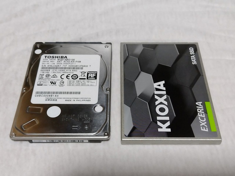実装されていたTOSHIBAのHDD（1TB）と、換装する為に購入したKIOXIA SSD 480GBを並べた写真