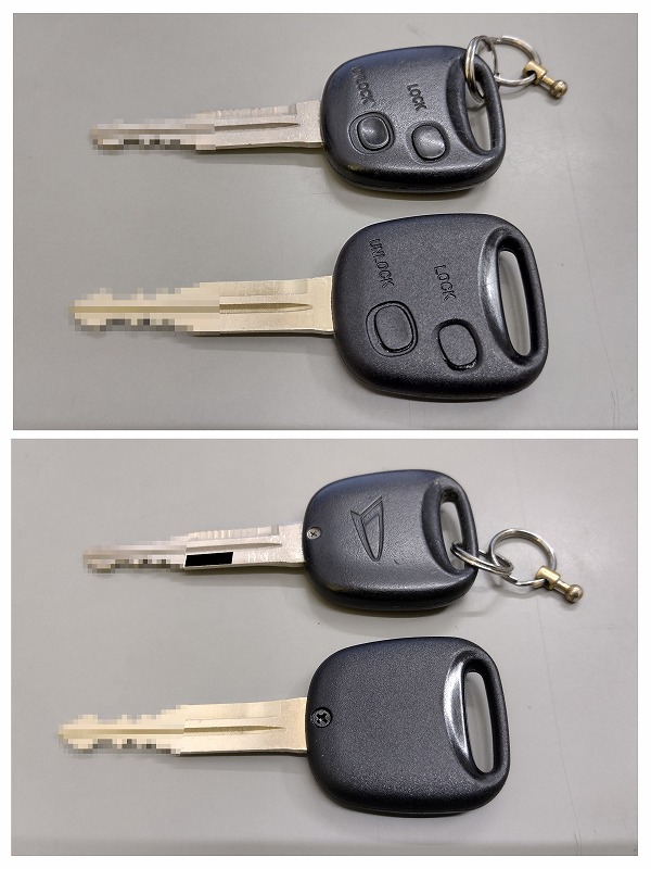 テリオスキッドのキーレスキー新旧を並べて比較した写真。見た目はほぼ同じで裏にダイハツロゴはありません。